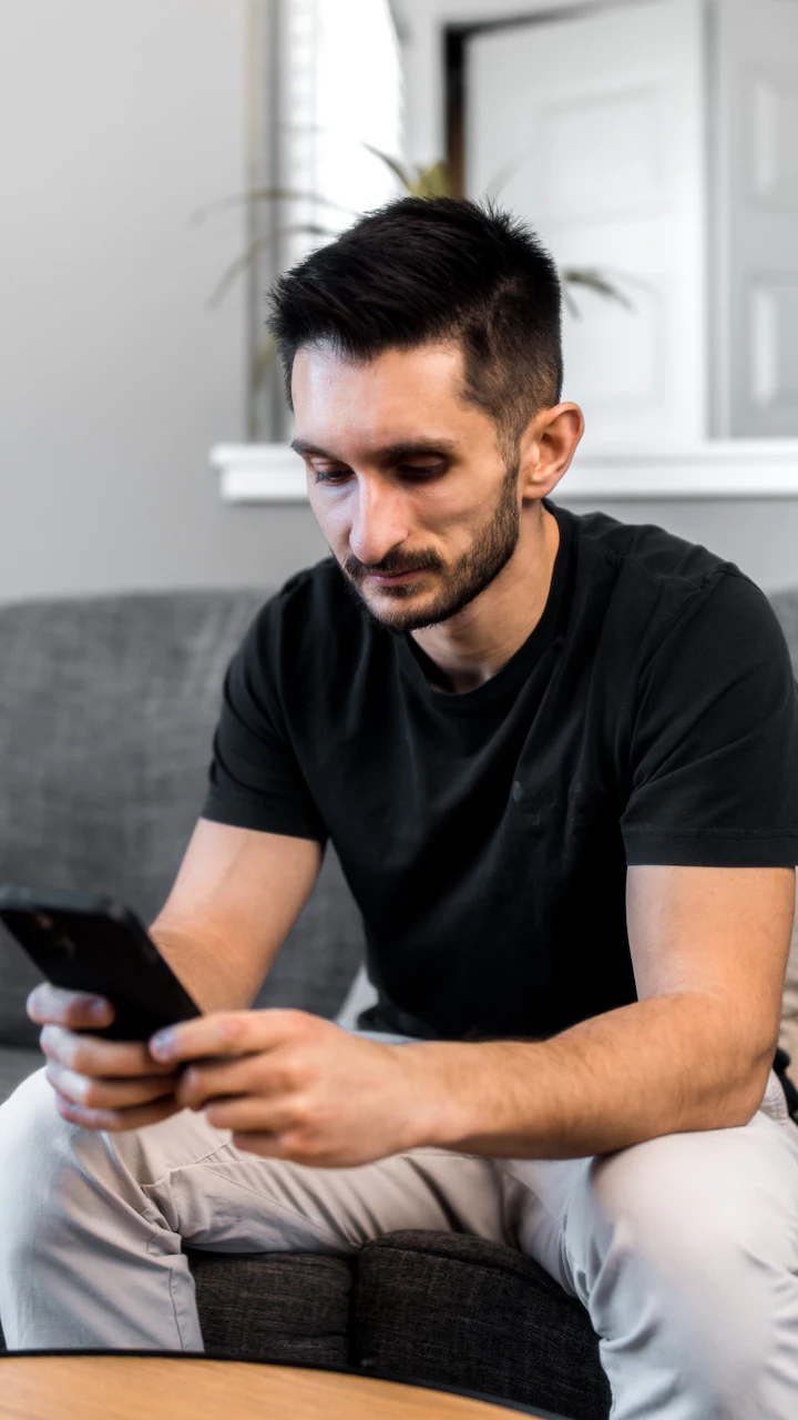 Créateur qui revoit son tournage sur son téléphone